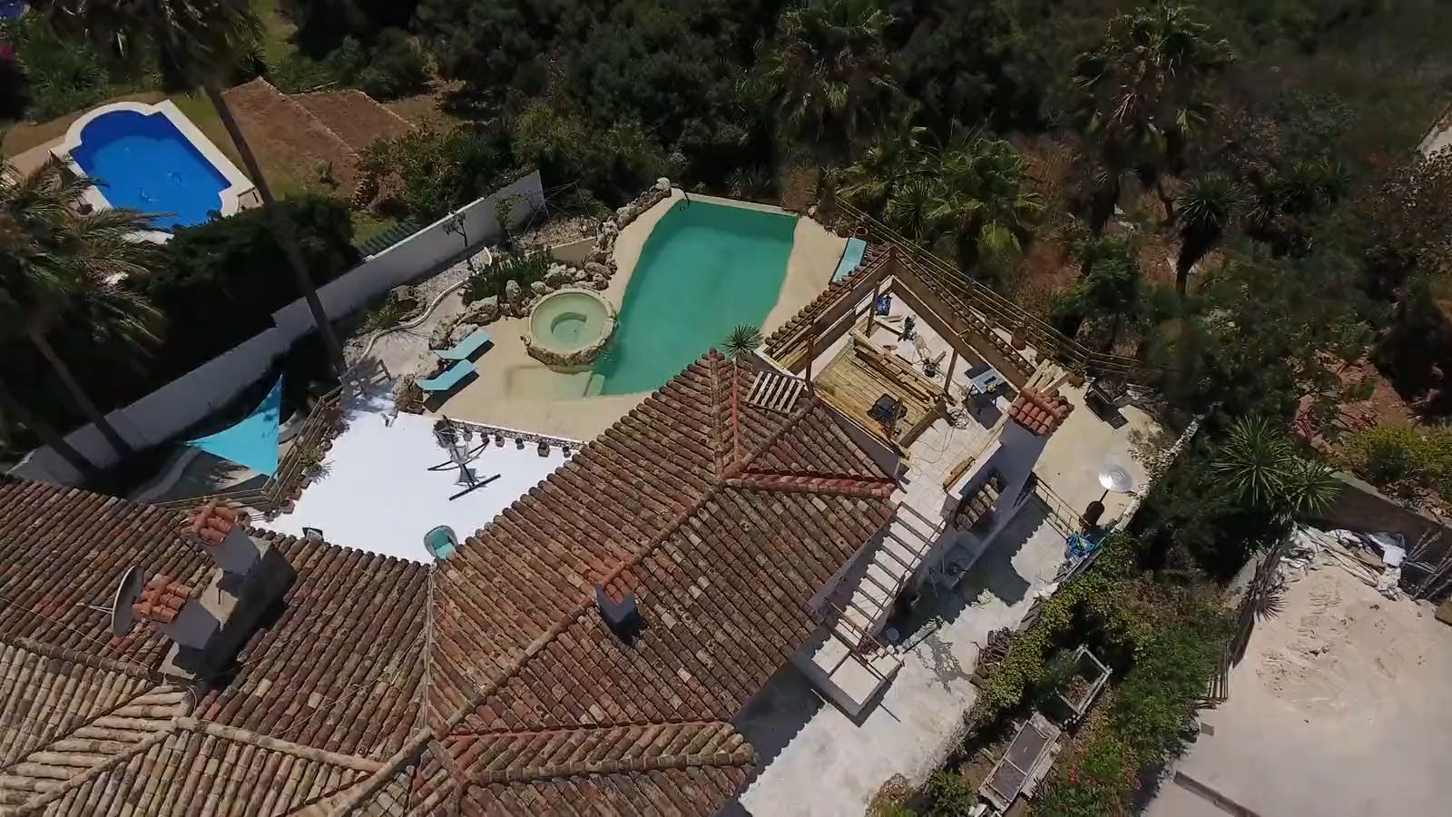 Havadan villa ve havuz görüntüsü
